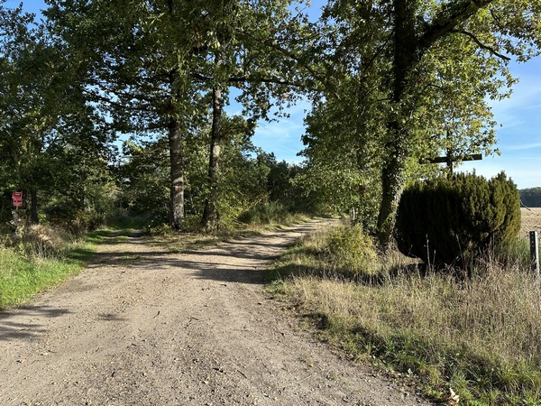 &nbsp;Au sommet, nous entrons dans les bois qui bordent le hameau de la Boissaye. Au calvaire, nous allons tourner à gauche.