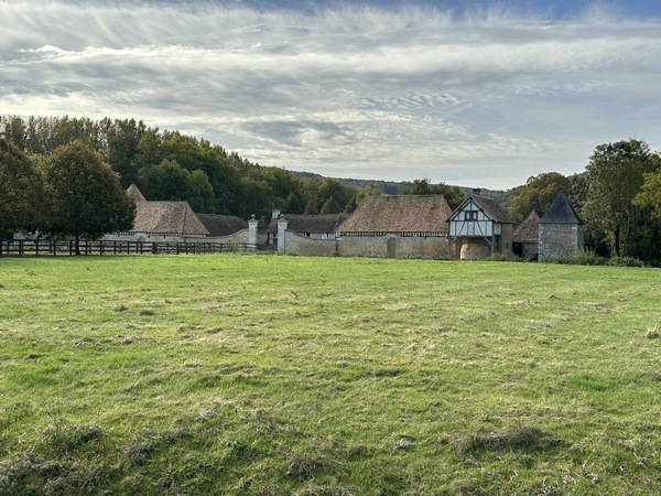A l'entrée de Cailly-sur-Eure, se trouve le manoir de Mailloc (XVIe -> XIXe). Le manoir est constitué de bâtiments autour d'une cour protégée par un fossé, un mur et de tours carrées aux angles. Le logis seigneurial a été démoli au XIXe siècle. On voit le four à pain à droite.