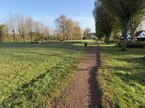 Nous traversons le parc du centre bourg en direction du château.