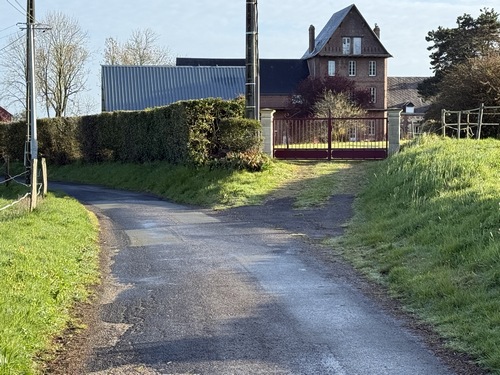 Route de Candos, avec ici l'ancienne ferme éponyme.