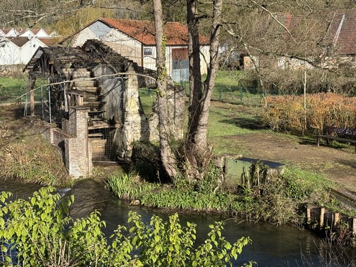 Nous sommes arrivés sur les berges de l'Austreberthe. On voit ici les ruines du moulin de Vilers. Moulin à farine depuis le moyen-âge, il a été détruit par un incendie en 1940.