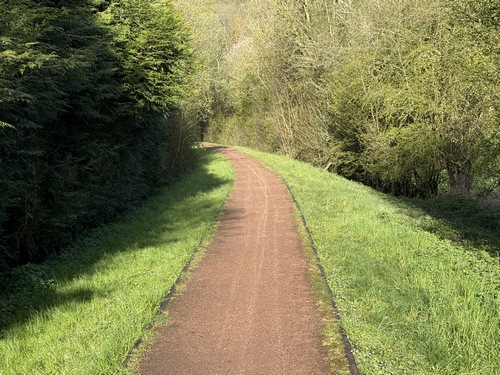 Après avoir traversé l'Austreberthe, nous rejoignons la Voie Claude Lemesle. Cette voie verte est construite sur l'ancienne ligne de Barentin à Caudebec. Elle n'est pas goudronnée contrairement à la mauvaise habitude des voies vertes, mais revêtue d'un enrobé agréable aussi pour les marcheurs.