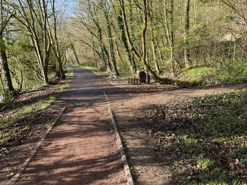 La voie Claude Lemesle s'arrête près de la limite de la commune de Villers-Ecalles et le goudron de la voie verte prend le relai. Nous fuyons le goudron et suivons le GR212 en tournant ici à droite.