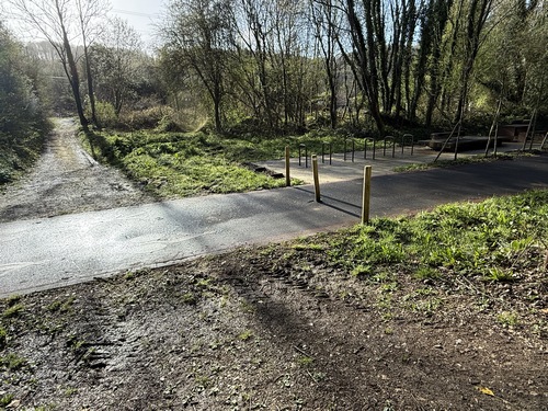 Non loin du Paulu, le GR212 coupe la voie verte près d'une aire de pique-nique. C'est l'occasion de prendre une pause à mi parcours.