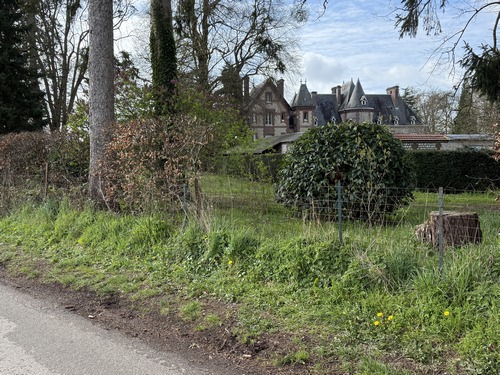 Nous longeons le château du Bourg-Joly, siège du dernier seigneur de St-Pierre-de-Varengeville Vincent Duval, seigneur de Beaumets.