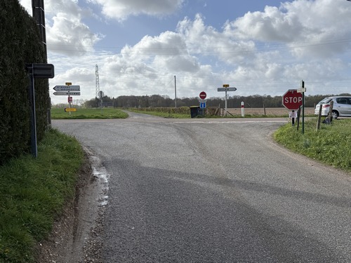 Nous allons traverser la plutôt fréquentée D43 (route de Duclair), et continuer en face.