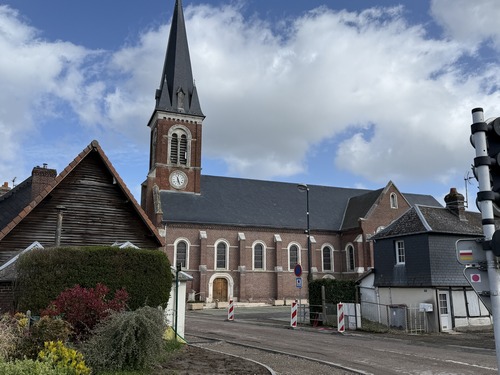 Nous retrouvons le centre de St-Pierre-de-Varengeville, avec ici l'église Saint-Pierre (1861).