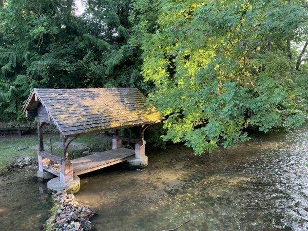Nous franchissons l'Iton à proximité de l'ancien lavoir (XIXe). Toute la randonnée se fera maintenant sur la rive droite de l'Iton.