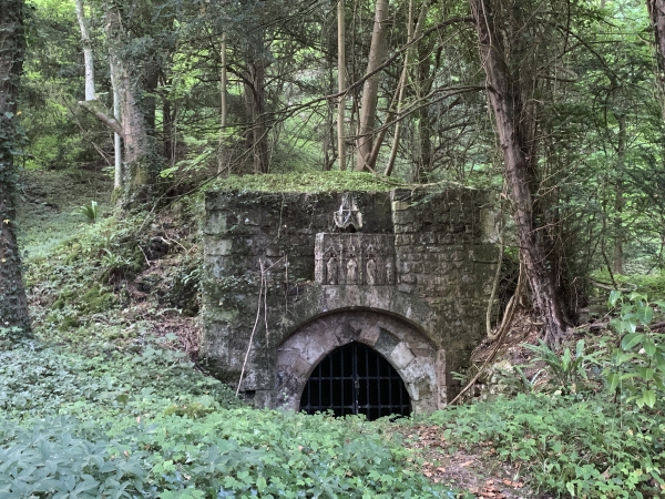 Cave sous la roche datant d'un manoir médiéval, détruit pendant la guerre de cent ans.