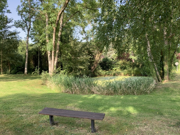 Bosc, place des Trois Mares. Nous n'en avons vu que deux, en voici une avec son petit banc.
