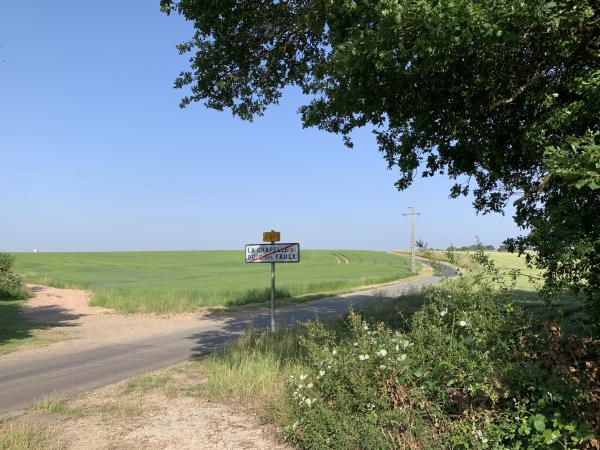 Nous sortons des chemins en sous bois pour marcher sur la D541. C'est nettement moins agréable, mais la D541 est tranquille (pour ne pas dire déserte au moment de notre passage), et ses bas-côtés sont bien entrenus.