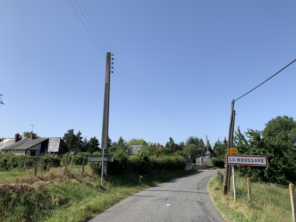 Nous entrons dans la Houssaye par la D35.