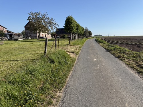 Nous traversons l'Orval par la route de Fiquainville. Le château éponyme est caché par la végétation.