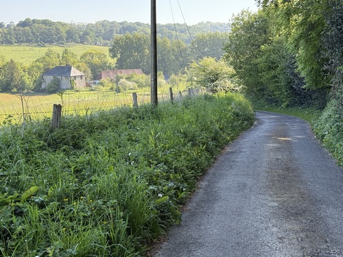 La route de Fiquainville est une petite route déserte qui débouche dans la vallée au niveau de la maison forte du Bec au Cauchois. Les maisons fortes, souvent situées aux abords des bourgs, appartenaient à des cadets, des parents ou des alliés de grandes familles seigneuriales.