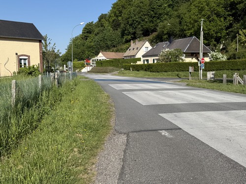 Nous suivons la route du Bec au Cauchois, elle aussi très tranquille, et traversons la D150 pour rejoindre l'ancienne voie ferrée.