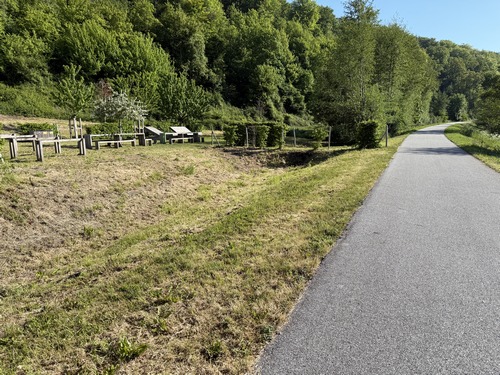 La Véloroute du Lin suit ici l'ancienne ligne de Dieppe à Fécamp. On voit, à gauche, une aire de repos de la Véloroute.