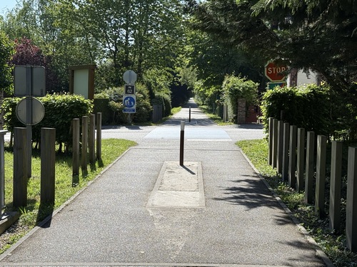 Au passage à niveau 62, nous quittons la Véloroute pour tourner à droite vers le centre du bourg.