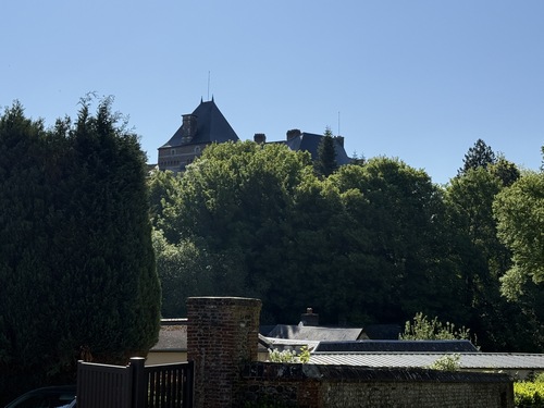 L'imposant château de Valmont et son donjon du XIe siècle sont cachés par la végétation.