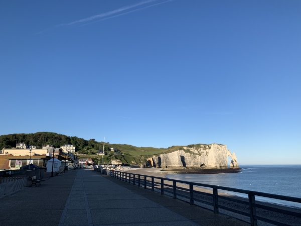 La plage d'Etretat et la falaise d'Aval. Nous avons 1 heure avant la basse mer. Ce circuit est impossible à marée haute et dangereux à marée montante.
