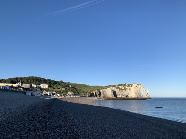 Nous descendons sur la plage de galets. Le circuit ne mesure qu'un peu plus de 2 kilomètres, mais la marche n'est pas facile sur les galets et les paysages époustouflants nous incitent à prendre notre temps.