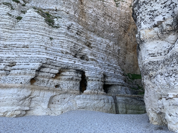 Voilà l'échelle d'accès au tunnel du Chaudron. Le tunnel va nous permettre de traverser la falaise jusqu'à la valleuse Monnier. A gauche de l'échelle on voit l'ancienne entrée qui s'ouvrait sur un escalier. L'ancienne entrée est murée maintenant.