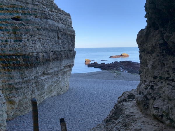 Regard arrière sur la plage avant d'entrer dans le tunnel. Le tunnel du Chaudron est en ligne droite, on voit donc la sortie dès l'entrée. Inutile de se munir d'une lampe.