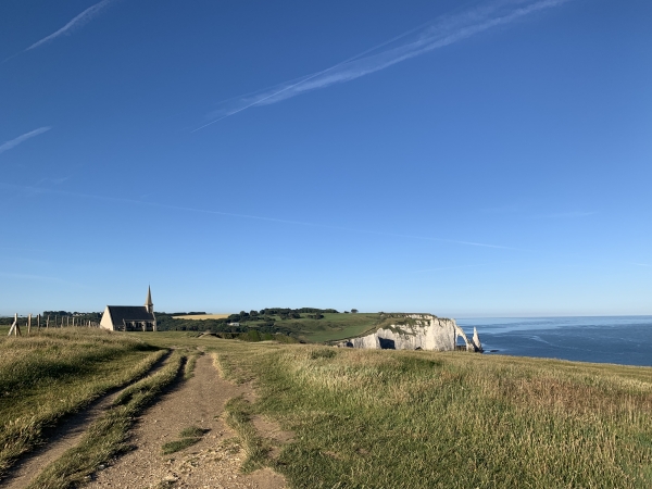 Nous sommes maintenant sur la falaise d'Amont, nous marchons en direction de la chapelle Notre-Dame de la Garde.