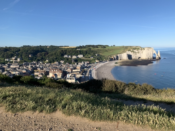 Etretat et la Porte d'Aval, vus depuis le parvis de la chapelle Notre-Dame de la Garde.