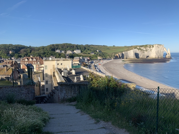 Un escalier relie la chapelle au bourg.