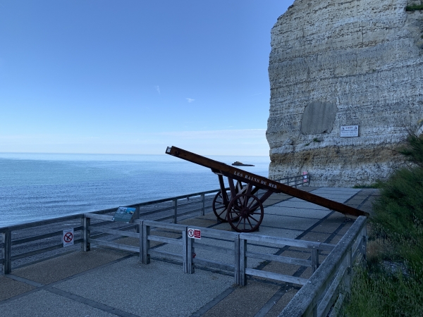 En bas de l'escalier, nous découvrons ce plongeoir mobile, reconstitution d'un des plongeoirs mis à la disposition des baigneurs dès 1850.