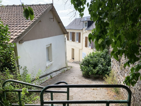 La Sente aux Ifs nous conduit jusqu'à la rue Raymond Soudain. Nous allons suivre maintenant la rue François Mitterrand pour rejoindre le bord de Seine.