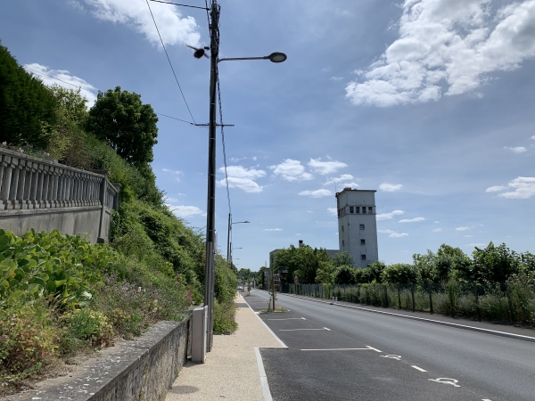 La rue François Mitterrand était jusqu'en 1997 la route nationale RN15 vers Paris. Elle est beaucoup plus calme désormais.