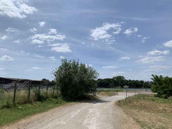 Nous rejoignons le bord de Seine au niveau de la Base Nautique de Belbeuf.