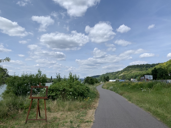 La piste cyclable est aménagée ainsi jusqu'à Rouen. Nous, nous sommes bientôt arrivés à la fin de notre boucle : on voit à droite le panneau qui indique le carrefour d'entrée dans Amfreville-la-mi-Voie.