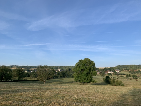 Regard arrière  sur Bures-en-Bray et la vallée de la Béthune.