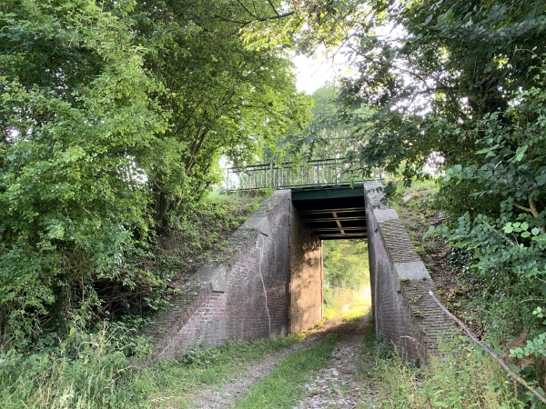 Notre chemin part rejoindre la D1, nous montons donc sur le pont pour rejoindre l'Avenue Verte. Comme on le voit sur la photo, à droite, nous ne sommes pas les premiers à monter sur le pont par ici, des marches seraient bienvenues. Il est possible aussi, bien sûr, de rejoindre l'Avenue Verte avant ce pont, lorsque les deux chemins parallèles sont au même niveau.
