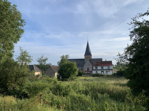Osmoy-Saint-Valery, l'église Saint-Cloud (XIIe) vue depuis l'Avenue Verte.