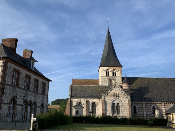 Osmoy-Saint-Valery, l'église Saint-Cloud vue depuis la route de Neufchâtel.