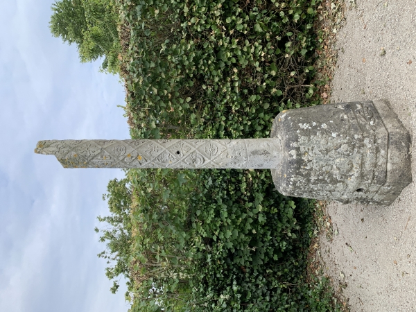 Les restes de la croix du cimetière de Saint-Valery-sous-Bures (XVIe). C'est une colonne en grès d'un seul morceau de plus de trois mètres et couverte de sculptures. Elle a été mutilée lors de la Révolution française.