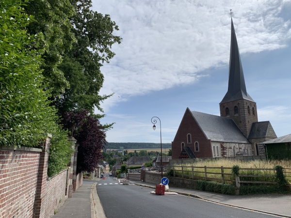 Nous voilà de retour à Bures-en-Bray, près de l'église Saint-Aignan (XIIe, XIIIe). Son clocher tors monte à 60 mètres de haut. Sa flèche recouverte d'ardoises tourne de gauche à droite.