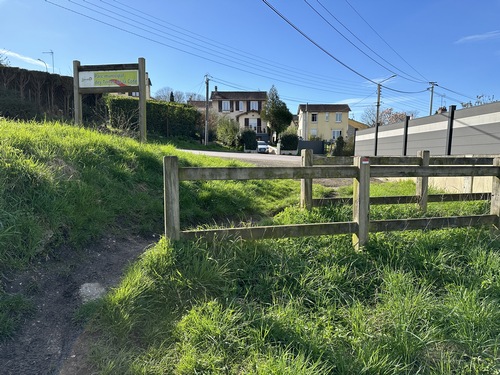 Nous sommes partis du stade des Violettes, suivons le Chemin du Four à Chaux, et allons traverser ici la N31 (GR25c).