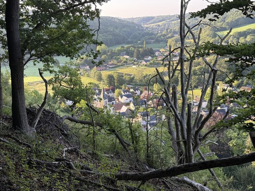 Le chemin longe le bord de la falaise, et offre une vue vertigineuse sur St-Léger-du-Bourg-Denis et la vallée de l'Aubette.