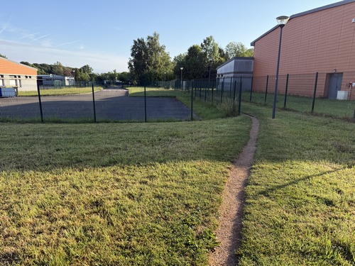 Nous contournons le Collège Rousseau par le chemin qui prolonge la rue des Cerisiers.