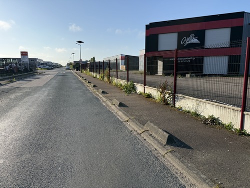 Nous traversons la zone d'activité de la Briqueterie pour mieux retrouver les chemins derrière elle.