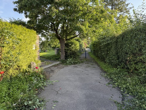 Après la mairie, nous entrons sur la Sente de l'Eglise.