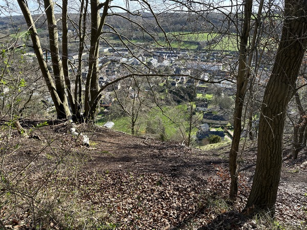 Le GR25C longe le bord de la falaise, et offre une vue vertigineuse sur St-Léger-du-Bourg-Denis.