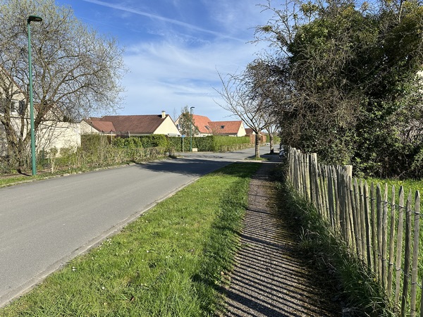 Nous allons contourner le Collège Rousseau par le chemin qui prolonge cette rue des Cerisiers.