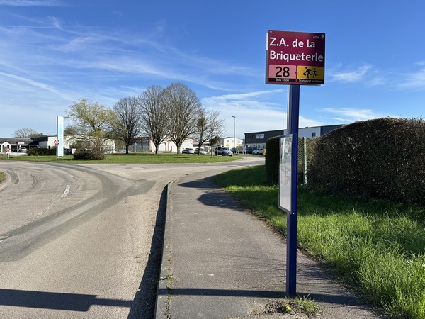 Nous entrons dans la zone d'activité de la Briqueterie, pour mieux retrouver les chemins derrière elle.