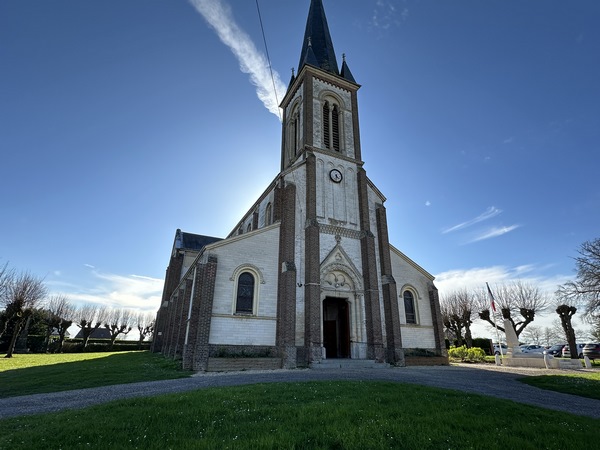 L'église Saint-Jacques, près de la mairie de St-Jacques-sur-Darnetal.
