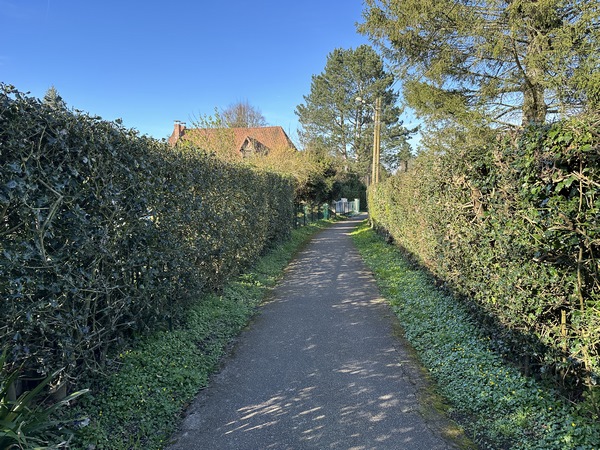 Près de la mairie, nous entrons sur le Sentier de l'Eglise.